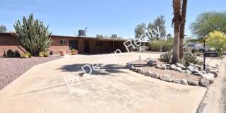 Spacious 3 Bed 2 Bath Eastside Home w/Huge Yard & Fireplace Gallery 1