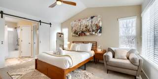 2 BDR Gorgeous Updated Townhome with Huge Garden Gallery 3