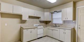 Charming 2-Bedroom Home with Spacious Backyard & Great Location Gallery 20