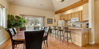 Top-Floor Serenity: Bright & Modern Fully Furnished Boulder Retreat Gallery 13