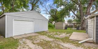3 Bedroom 1 Bath 2 Stall Detached Garage Gallery 13