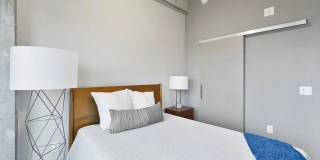 FURNISHED STUDIO IN THE HEART OF THE NORTH LOOP - UTILITIES INCLUDED! Gallery 9