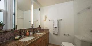 Boutique Condo with Stunning Views of Elliot Bay! Gallery 11