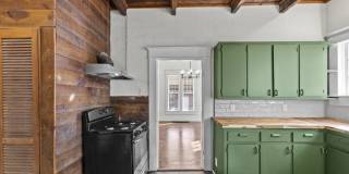 Charming 3 Bed, 2 Bath Midtown Home with Huge Fenced Backyard! Gallery 6