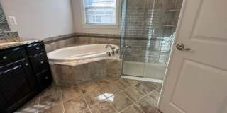 Gorgeous 4-Bed 3.5-Bath Townhouse next to Ft Meade Gallery 19