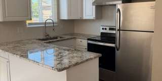 Charming NEWLY REMODELED 4BR Duplex in Aurora Gallery 4