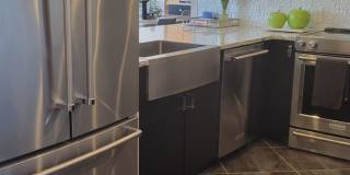 Beautifully renovated 2/2 condo downtown Sarasota with view of Bay! Gallery 4