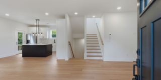 Spacious 5-Bedroom with Fenced Yard & Modern Amenities Gallery 5
