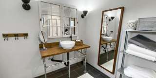 Portland Loft: Fully Furnished Loft Living with views of the golf course $300 Utility Fee Gallery 7