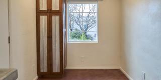 2542 East Seneca Street Gallery 32