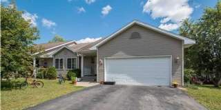 Huge 3BR/3ba Duplex on West Side of Eau Claire Huge 3BR/3ba Duplex on West Side of Eau Claire Gallery 1