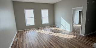 2 bedroom, new floors, walkable! Gallery 5