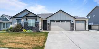 Move-In Ready West Richland Rental – 3-Car Garage, Fenced Yard, Hot Tub Included Gallery 1