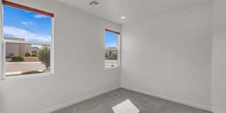 4 Bed, 3 car garage, private pool for rent! Gallery 16