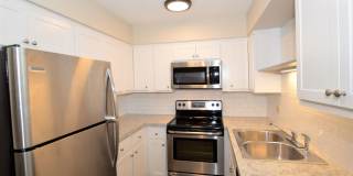 RENOVATED APARTMENT WITH IN-UNIT WASHER-DRYER & GARAGE PARKING! Gallery 5