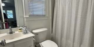 Beautiful 1 bed/1 bath near Duke utilities included and off street parking! Gallery 4