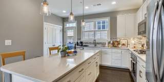 GREAT LOCATION!! Stunning 3BD/3.5BA luxury 4-level townhouse! Gallery 4