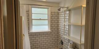Charming Railroad-Style Townhouse Near Forsyth Park & Starland Gallery 18