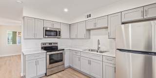 Stylish. Newly Renovated. Cozy, Boutique Community - On Broadway Apartments Gallery 7