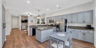 South Town Fully Furnished Home! Gallery 14
