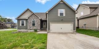 Pet Friendly Three Bedroom with Bonus! Gallery 1