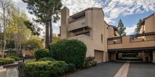 Tri-Level La Jolla Townhouse with Washer/Dryer and Garage! Tri-Level La Jolla Townhouse with Washer/Dryer and Garage! Gallery 1