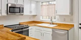 Charming 2BR Tpwnhome in Aurora Gallery 10