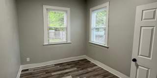 2 Bedroom Home with Fenced in Backyard! Gallery 9
