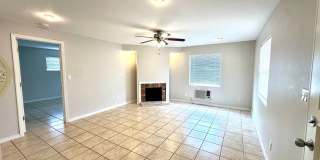Unfurnished/Annual rental with 1br/1ba 1 carport available now in Clearwater! Gallery 3
