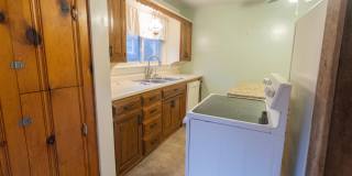Spacious 4BR Bungalow: Historic Old Southwest w/ Screened Porch & Car Port Gallery 20