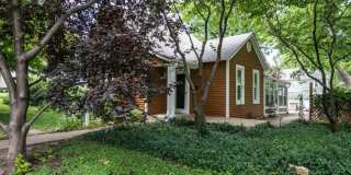 QUAINT COTTAGE IN THE CENTER OF IT ALL! Gallery 1