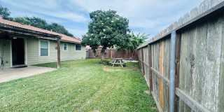 Beautiful Southside 3BR Home | Vaulted Ceilings | Fireplace | Refrigerator Included | Covered Patio Gallery 22