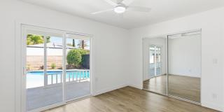 Beautiful modern 3 Bed + 3 Bath House + Pool + Garage Gallery 18