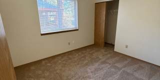 Close to COCC!  Townhouse, 2.5 Bath, W/D Hookups, Gas Fireplace, Water/Sewer Paid, Garage Gallery 11