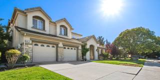 Grand 5-Bedroom Estate — Space, Style & Sophistication Gallery 4