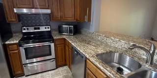 1BR/1.5BA Condo in Farragut – Prime Location & Modern Comfort Gallery 1