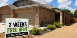 3/2/2 Duplex / Walk to Historic Gruene / Fridge / Gas Cooking / Fenced in yard / CISD Gallery 1