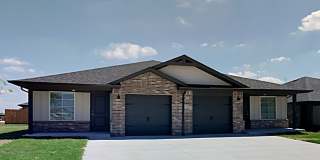 2 Bedrooms 2 Bathroom 1 Car Garage Duplex Close to Broadway Extension, a short distance from Edmond and easy access to downtown OKC Gallery 1