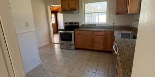 Charming 3-Bedroom Home with Spacious Backyard – Prime Location Gallery 17