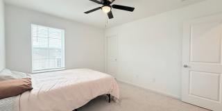 Spacious 4BR Home with Office, Loft & Lake Views Gallery 24