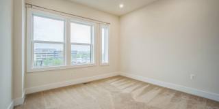 44764 TIVERTON Square Gallery 12