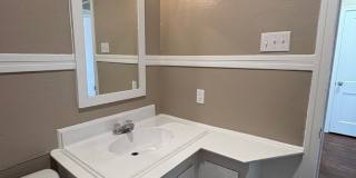 Amazing 2 bedroom/1 bath house with laundry room! Gallery 13