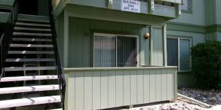 Well maintained 2 bedroom, 1 bath condo Gallery 1