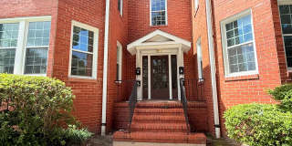 Bright & Spacious 2BR Unit w/ Bay Windows! Gallery 1