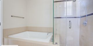 Contemporary 2 bedroom 2.5 bath at the heart of LA Gallery 33