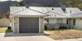 3/2 - Fresh Renovated and Updated w Garage Gallery 1