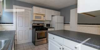 Great 3 Bed (1st Fl Duplex) Close to Green Line and Bus Stop Gallery 13