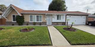 Spacious 3 bed 1 bath with a large backyard! Available 4/1/2026 Gallery 1