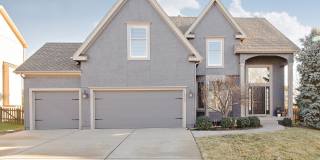 Gorgeous 4 Bedroom home in Blue Valley Schools Gallery 1