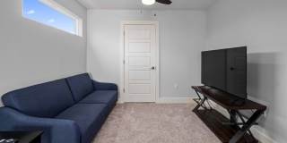 Modern condo, great location, fully Furnished! Gallery 8